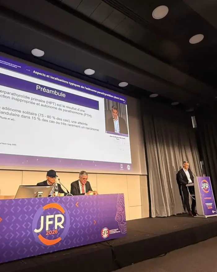 Présentation scientifique sur les pathologies parathyroïdiennes lors des Journées Francophones de Radiologie 2026, avec un intervenant au pupitre.