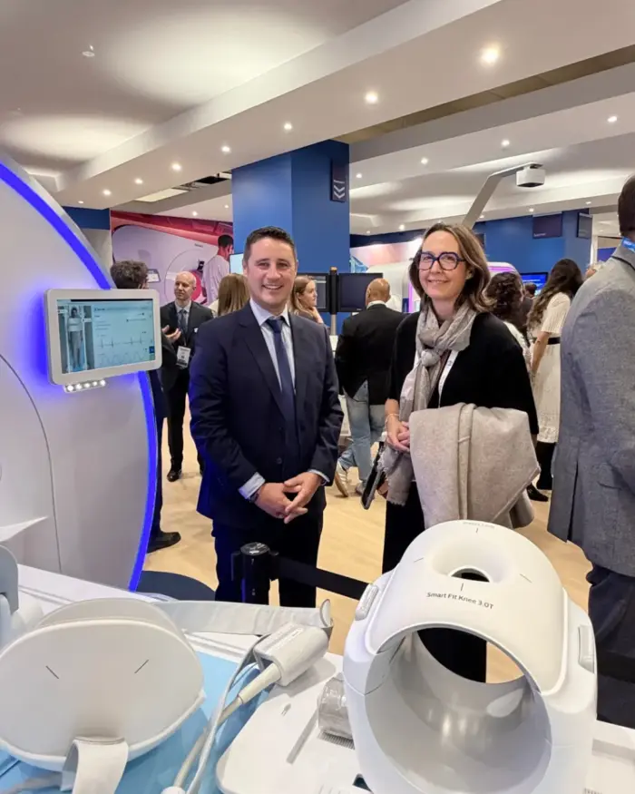 Deux participants d’IMASUD photographiés sur le stand Philips, devant des équipements d’imagerie médicale, aux JFR 2026.