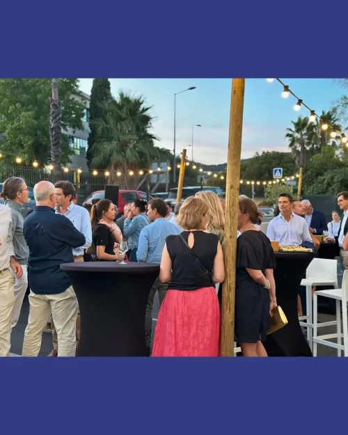 Invités réunis en extérieur lors de l’inauguration du centre IMASUD à Hyères