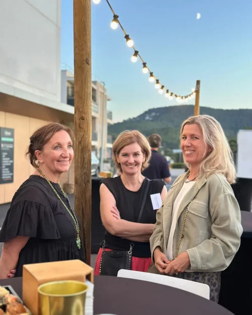 Invités échangeant lors de la soirée d’inauguration IMASUD à Hyères