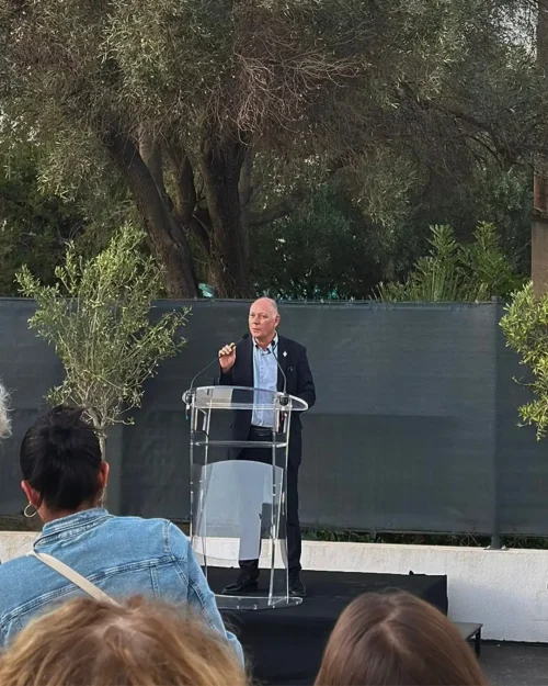 Intervention d’une représentante au pupitre lors de l’inauguration IMASUD à Hyères