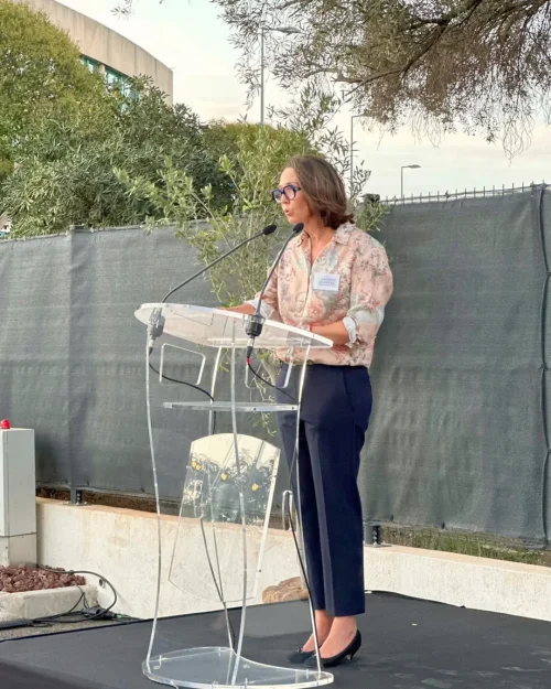 Discours au pupitre pendant l’inauguration du centre IMASUD à Hyères