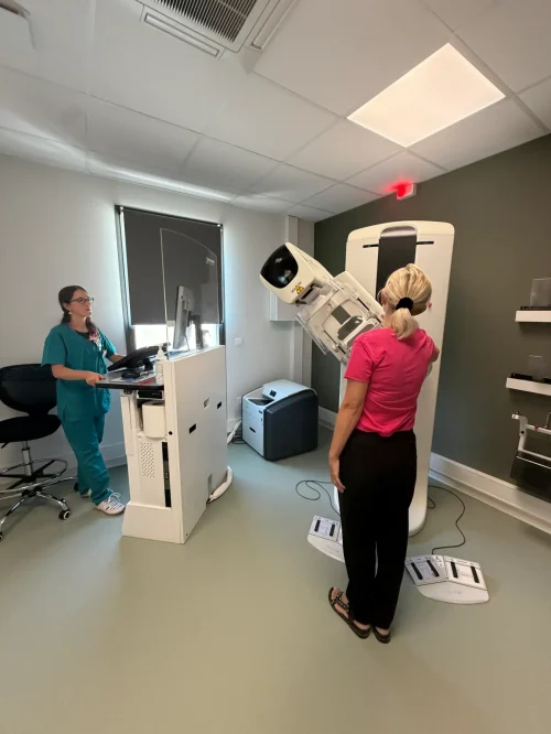 Accompagnement d’une patiente lors d’une mammographie au centre IMASUD de Solliès-Pont